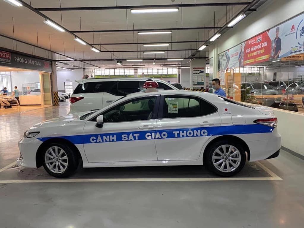 Toyota Camry thế hệ mới trở thành xe Cảnh sát giao thông tại Việt Nam, nhiều điểm khác biệt bản “dân thường“ ảnh 2