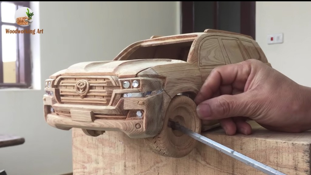 Độc đáo Toyota Land Cruiser 2020 làm từ gỗ qua tay nghệ nhân Việt Nam ảnh 1