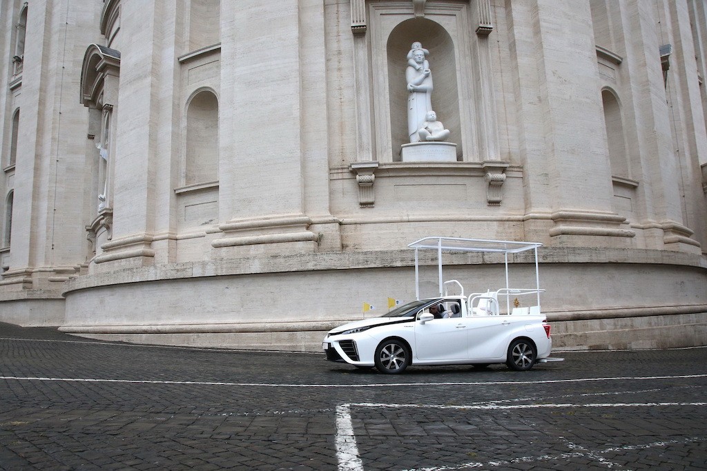 Khí hậu môi trường biến đổi khiến Giáo hoàng Vatican cũng phải chuyển sang xe xanh Toyota thay vì siêu xe “ăn xăng“ ảnh 3
