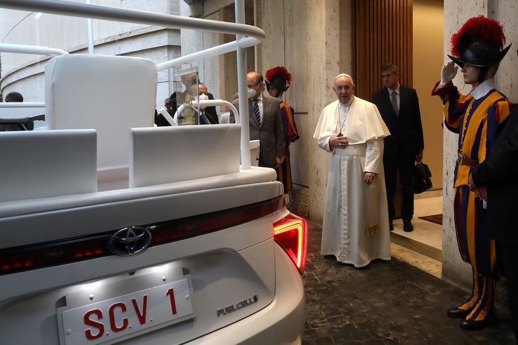 Khí hậu môi trường biến đổi khiến Giáo hoàng Vatican cũng phải chuyển sang xe xanh Toyota thay vì siêu xe “ăn xăng“ ảnh 5