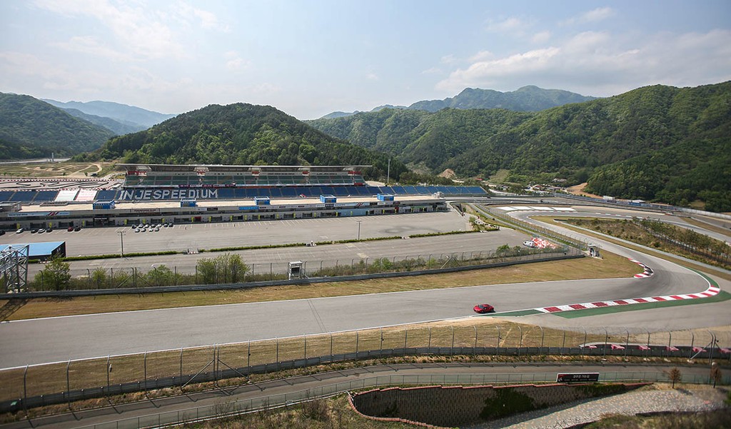 Khách hàng Việt trải nghiệm siêu xe Ferrari 296 GTB trên đường đua ở Hàn Quốc ảnh 2