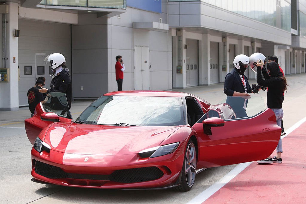 Khách hàng Việt trải nghiệm siêu xe Ferrari 296 GTB trên đường đua ở Hàn Quốc ảnh 5