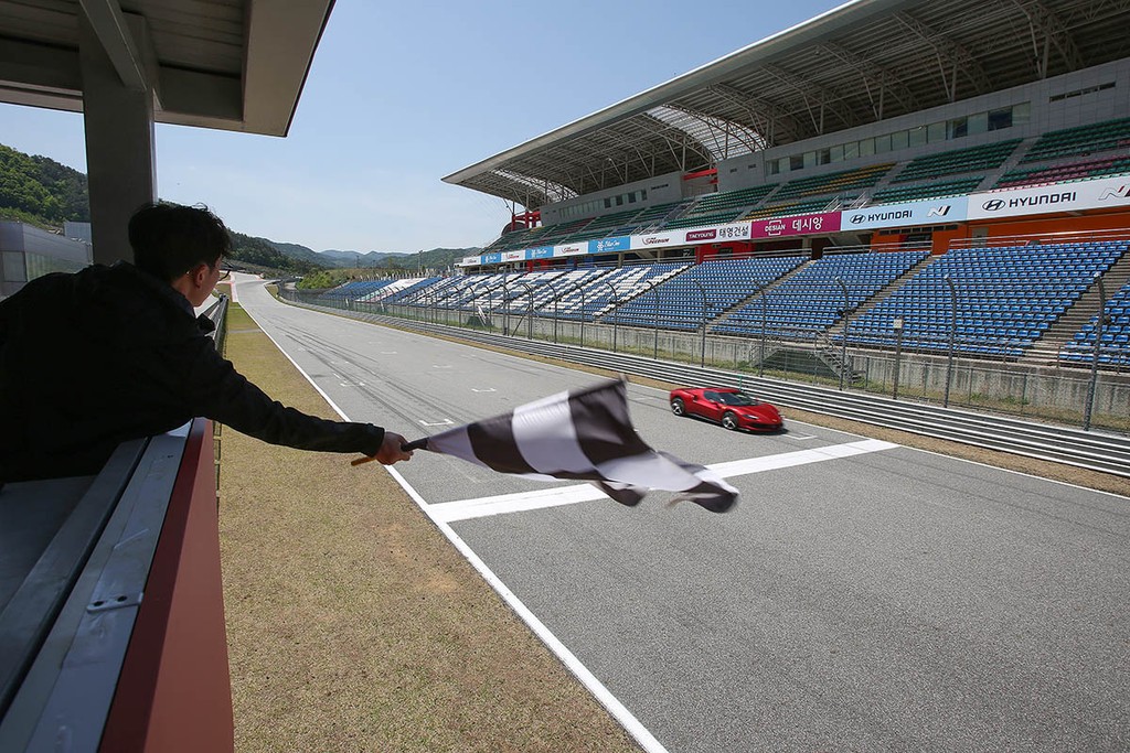 Khách hàng Việt trải nghiệm siêu xe Ferrari 296 GTB trên đường đua ở Hàn Quốc ảnh 8