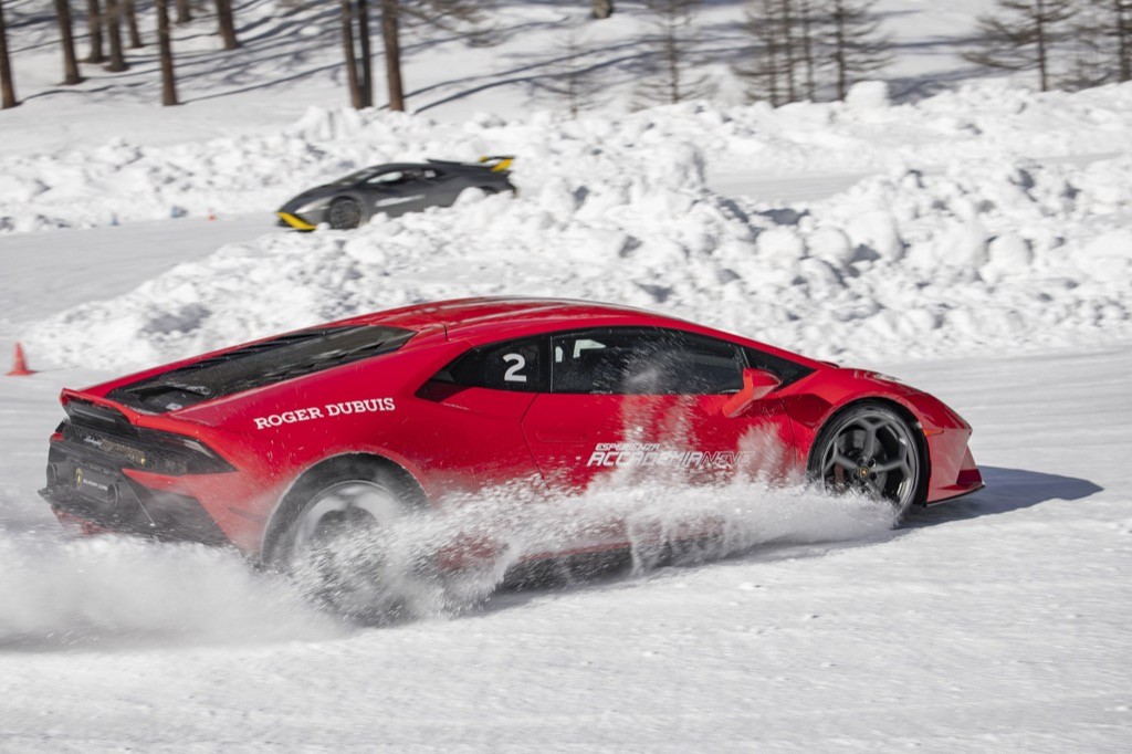 Lamborghini lôi các khách “VIP” đi trải nghiệm siêu xe, bất chấp cái lạnh âm độ và COVID-19 ảnh 10