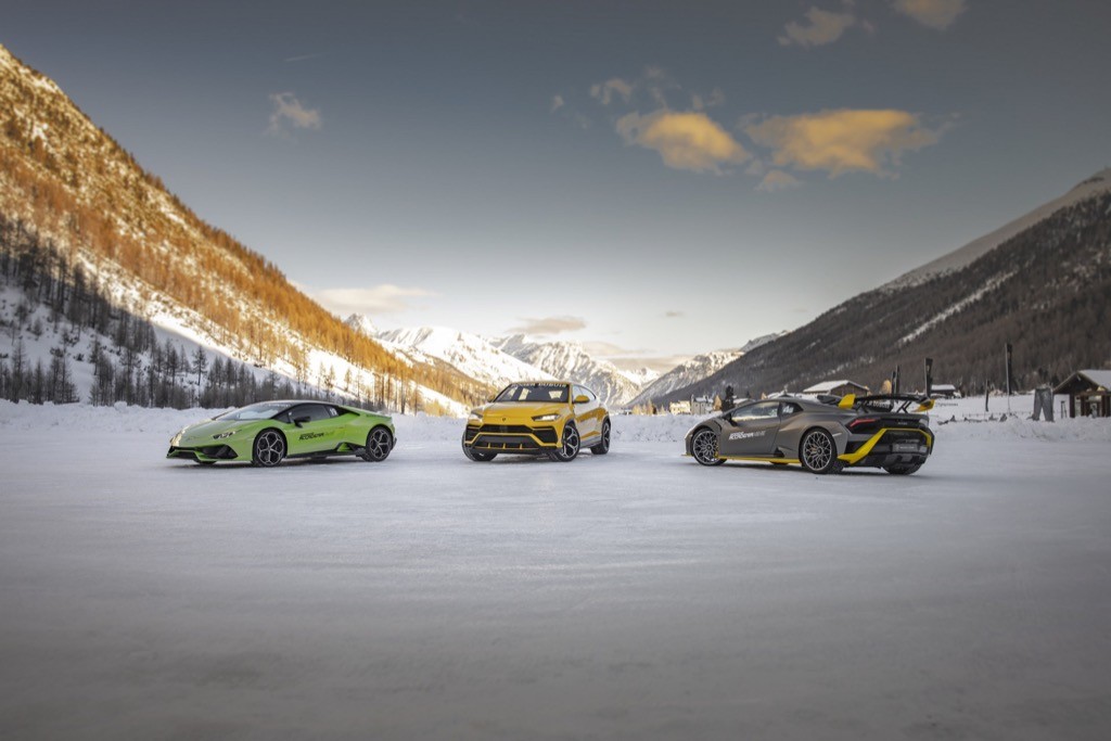 Lamborghini lôi các khách “VIP” đi trải nghiệm siêu xe, bất chấp cái lạnh âm độ và COVID-19 ảnh 1