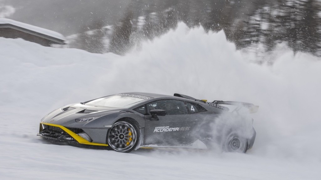 Lamborghini lôi các khách “VIP” đi trải nghiệm siêu xe, bất chấp cái lạnh âm độ và COVID-19 ảnh 2
