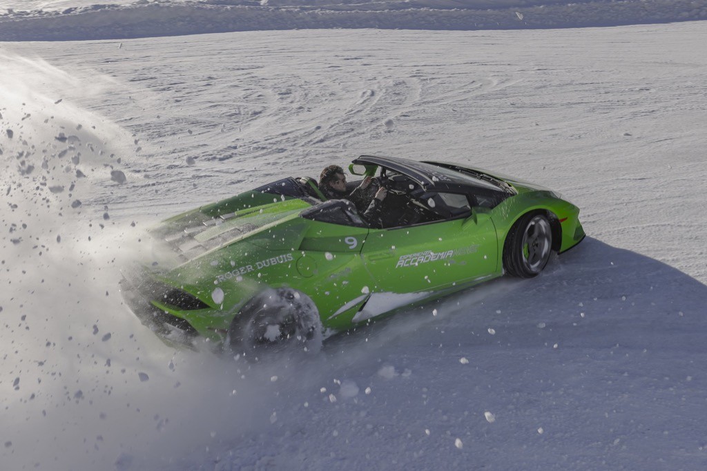 Lamborghini lôi các khách “VIP” đi trải nghiệm siêu xe, bất chấp cái lạnh âm độ và COVID-19 ảnh 3