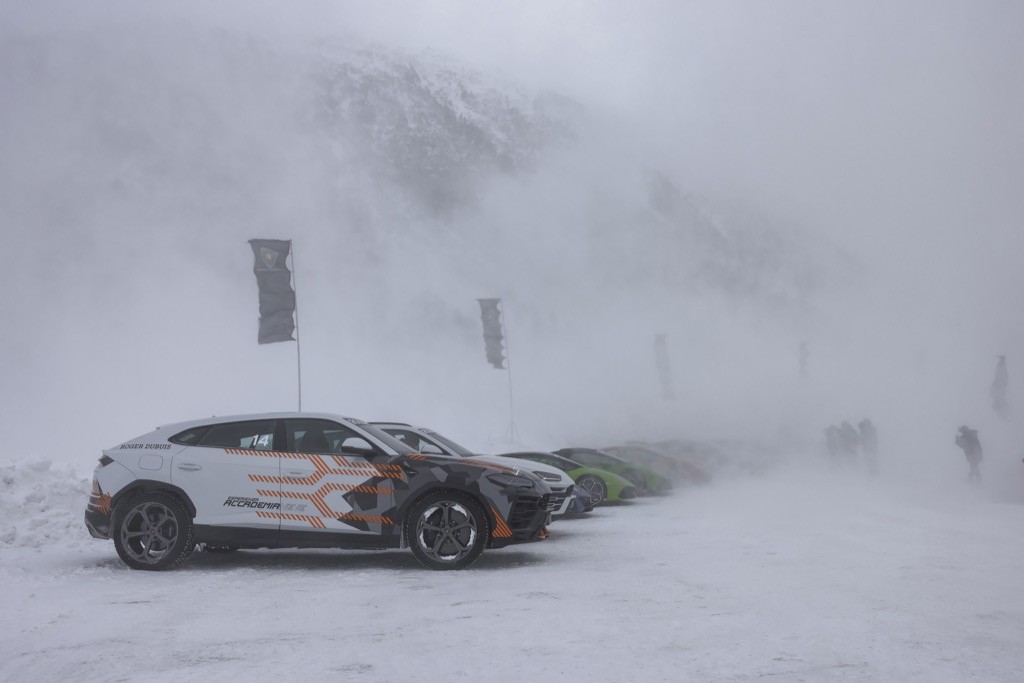 Lamborghini lôi các khách “VIP” đi trải nghiệm siêu xe, bất chấp cái lạnh âm độ và COVID-19 ảnh 4