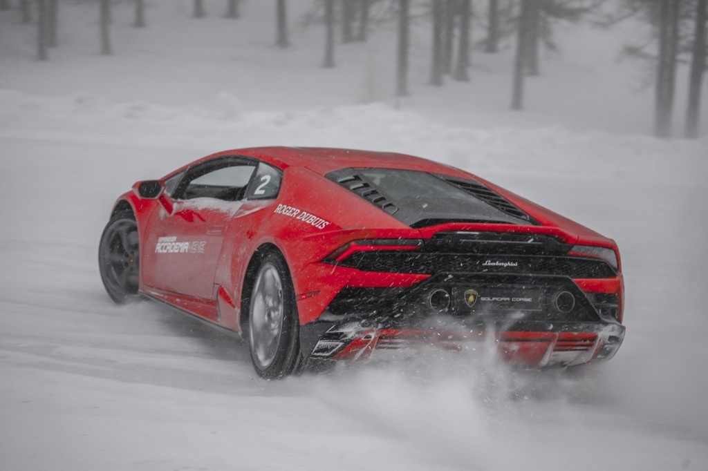 Lamborghini lôi các khách “VIP” đi trải nghiệm siêu xe, bất chấp cái lạnh âm độ và COVID-19 ảnh 7