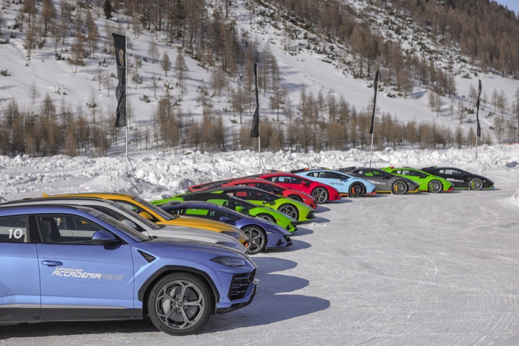 Lamborghini lôi các khách “VIP” đi trải nghiệm siêu xe, bất chấp cái lạnh âm độ và COVID-19 ảnh 9