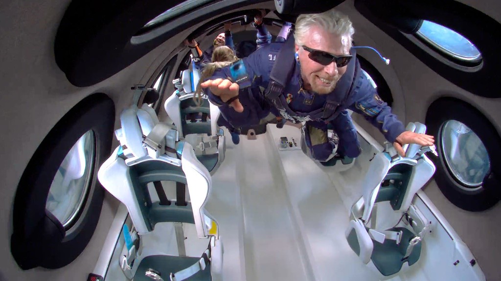 Loạt xe Land Rover hỗ trợ chuyến bay lịch sử lên vũ trụ của tỷ phú Richard Branson ảnh 3
