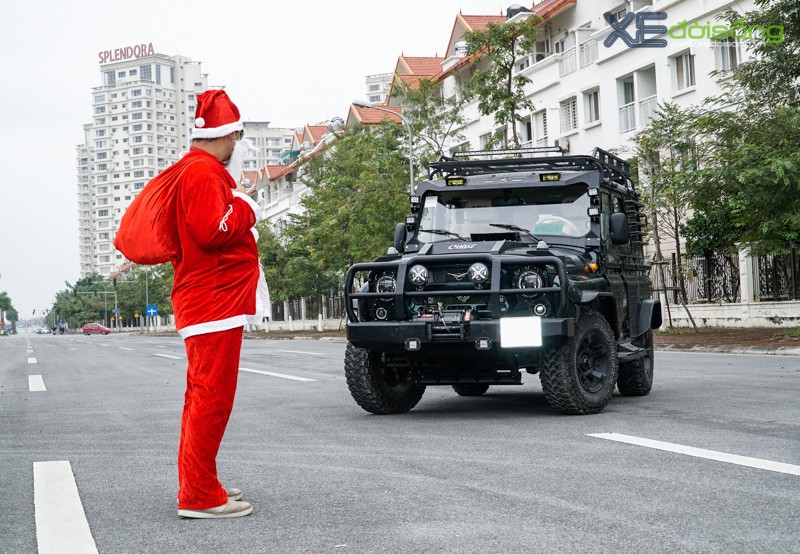 Ông già Noel lái xe UAZ Hunter tiền tỷ ở Hà Nội ảnh 1