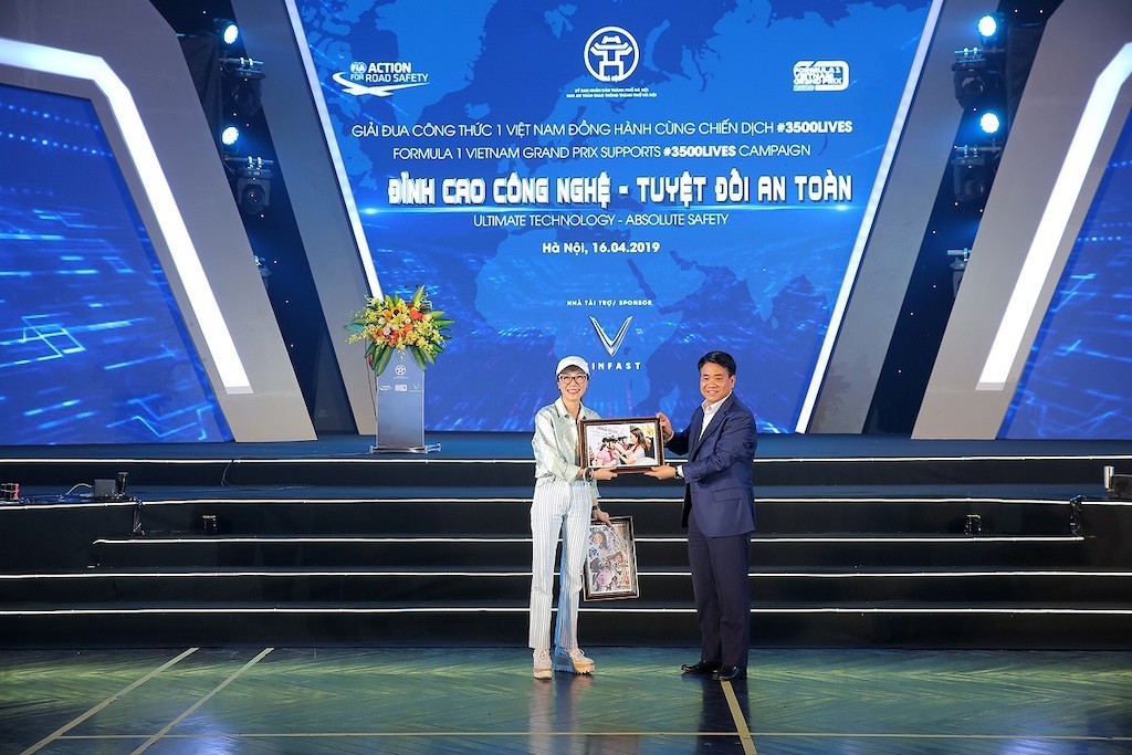Công ty tổ chức F1 tại Việt Nam tặng 10.000 mũ bảo hiểm cho học sinh, sinh viên ảnh 3