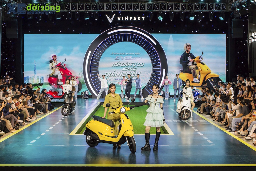 Bất chấp đường xa mưa gió, gần 300 khách hàng hội tụ tại Hải Phòng nhận bàn giao xe máy điện VinFast EVO200 ảnh 1