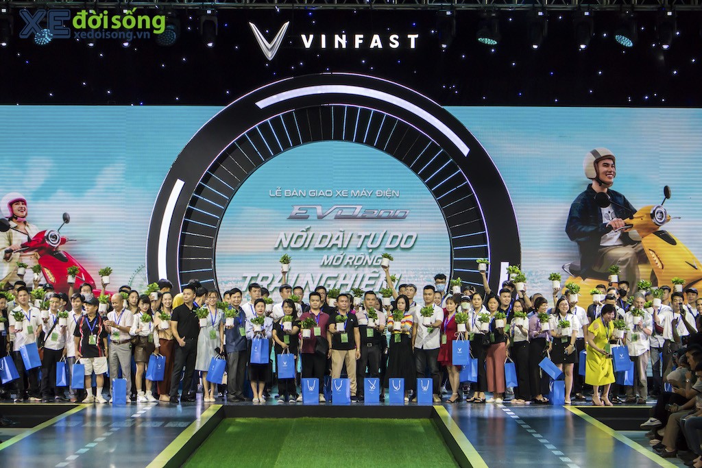 Bất chấp đường xa mưa gió, gần 300 khách hàng hội tụ tại Hải Phòng nhận bàn giao xe máy điện VinFast EVO200 ảnh 4