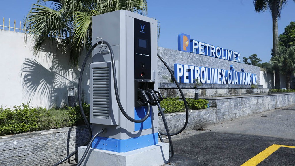 VinFast và Petrolimex khai trương dịch vụ sạc xe điện tại hệ thống Petrolimex trên toàn quốc ảnh 2