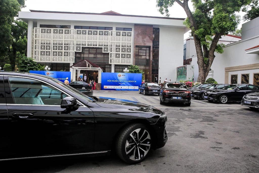 Hàng chục xe VinFast Lux A 2.0 “xếp lốp” tại Hà Nội phục vụ Hội nghị Cấp cao ASEAN ảnh 6