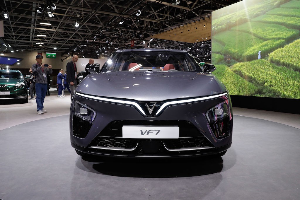 Cận cảnh SUV điện hạng C VinFast VF7 tại Paris Motor Show: ngoại thất có khác biệt nhỏ, nội thất chỉn chu ảnh 2
