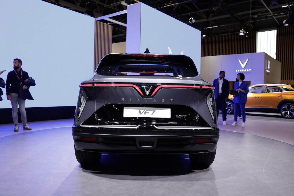 Cận cảnh SUV điện hạng C VinFast VF7 tại Paris Motor Show: ngoại thất có khác biệt nhỏ, nội thất chỉn chu ảnh 5