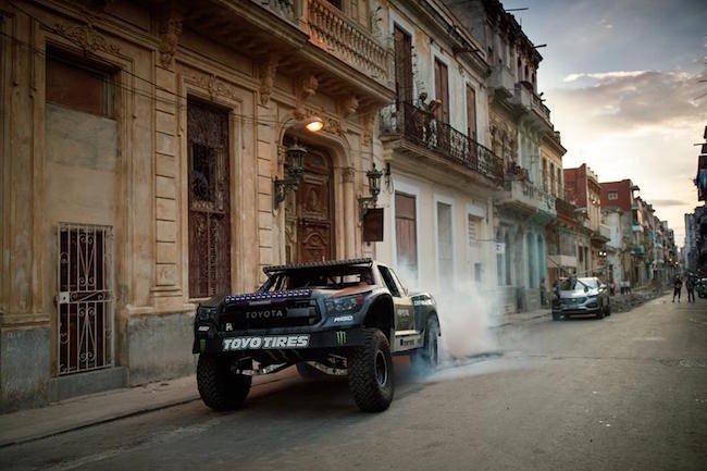 Xem “quái vật” Toyota đại náo đường phố Cuba ảnh 1