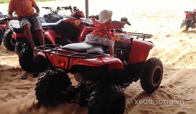 Clip bé 3 tuổi chạy xe địa hình ATV gây “sốc” ở Phan Thiết ảnh 2