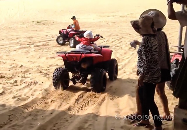 Clip bé 3 tuổi chạy xe địa hình ATV gây “sốc” ở Phan Thiết ảnh 3