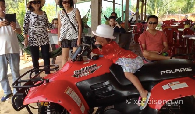 Clip bé 3 tuổi chạy xe địa hình ATV gây “sốc” ở Phan Thiết ảnh 1