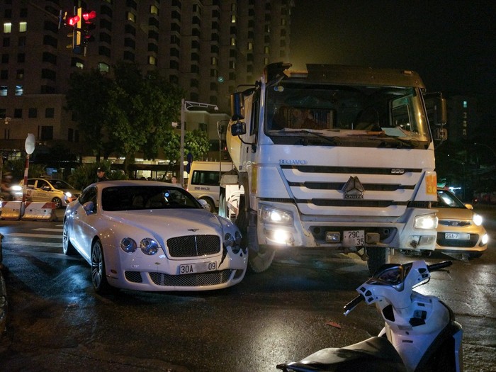 Siêu sang Bentley “nhọ” nhất Hà Nội: bị vặt gương và xe tải đâm ảnh 5