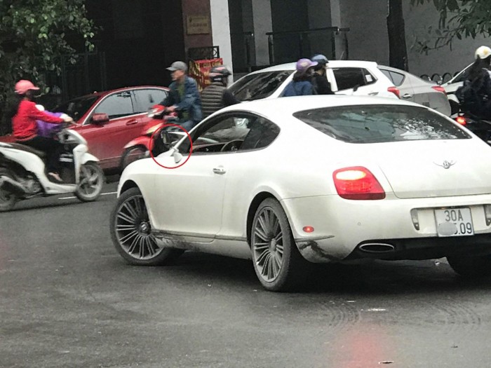 Siêu sang Bentley “nhọ” nhất Hà Nội: bị vặt gương và xe tải đâm ảnh 3