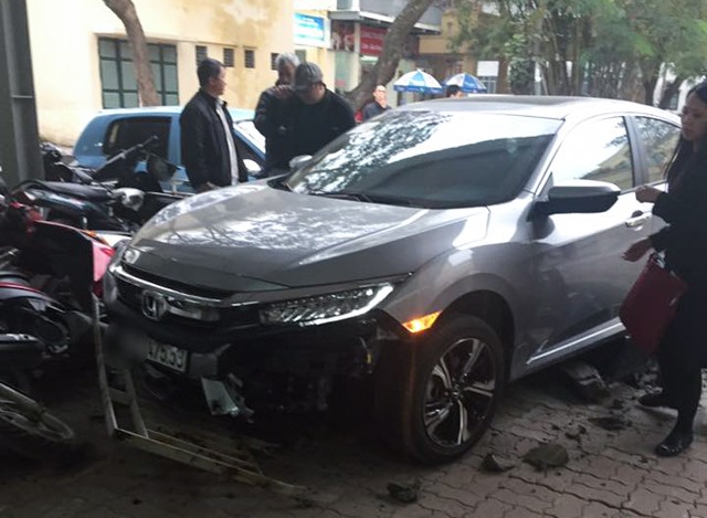 Honda Civic 2016 đầu tiên 'thử độ cứng' tại Việt Nam ảnh 1
