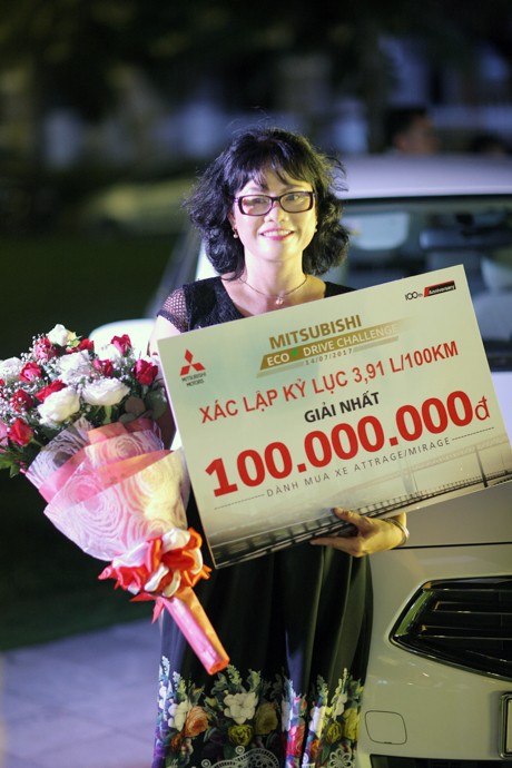 Người phụ nữ Việt đầu tiên nhận 100 triệu vì lái ôtô hao xăng như xe máy ảnh 3