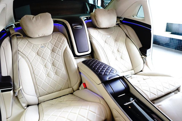 Ngọc Trinh mặc giản dị trong lễ nhận xe Mercedes-Maybach giá 11 tỷ đồng ảnh 4
