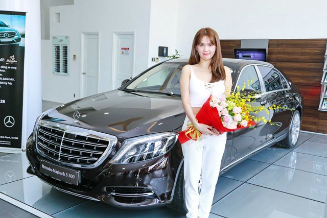 Ngọc Trinh mặc giản dị trong lễ nhận xe Mercedes-Maybach giá 11 tỷ đồng ảnh 2