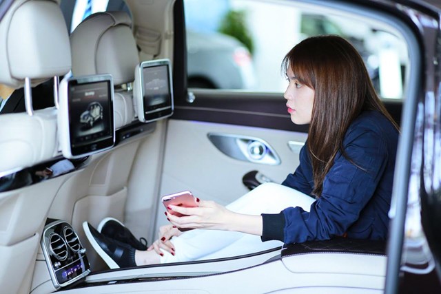 Ngọc Trinh mặc giản dị trong lễ nhận xe Mercedes-Maybach giá 11 tỷ đồng ảnh 5