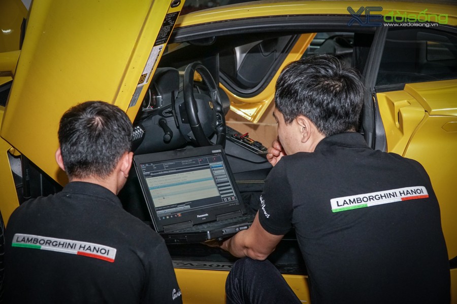 Dàn siêu xe Lamborghini của đại gia Sài thành ra Hà Nội bảo dưỡng trước thềm Car & Passion 2018 ảnh 2