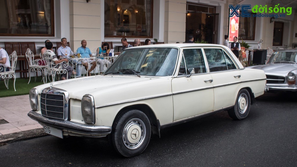 Xe cổ Mercedes-Benz 220 45 năm tuổi kiêu sa tại Việt Nam với lớp áo trắng sữa ảnh 1