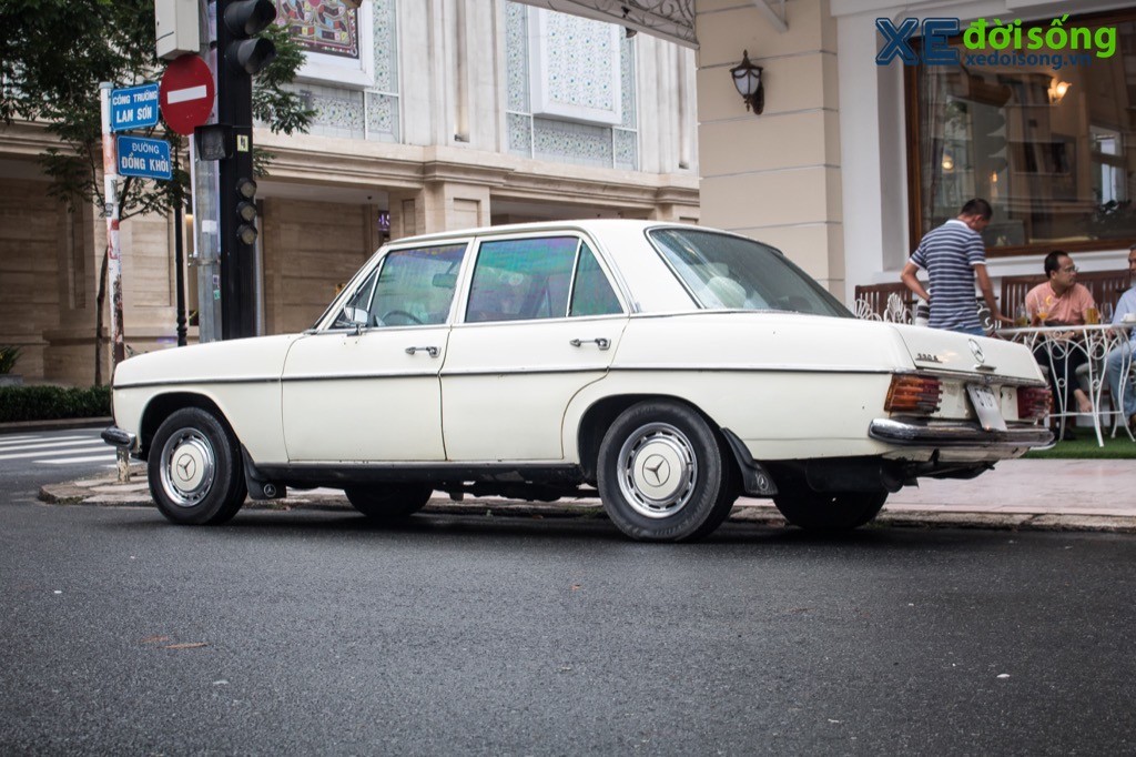 Xe cổ Mercedes-Benz 220 45 năm tuổi kiêu sa tại Việt Nam với lớp áo trắng sữa ảnh 2