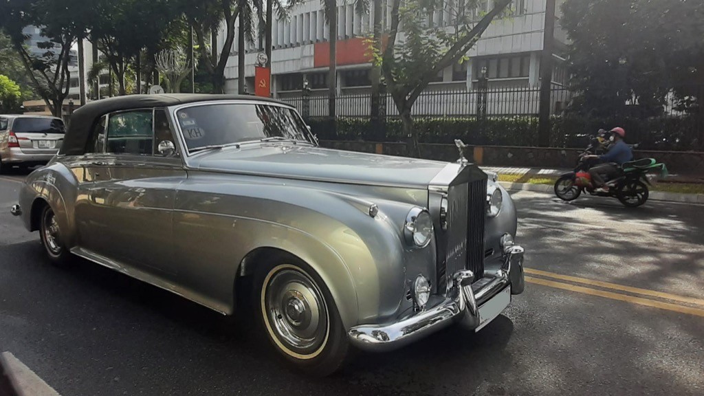 Bắt gặp xế cổ mui trần Rolls-Royce Silver Cloud Drophead tại Việt Nam, lạc lõng giữa lòng Sài Gòn đang hiện đại hoá ảnh 1