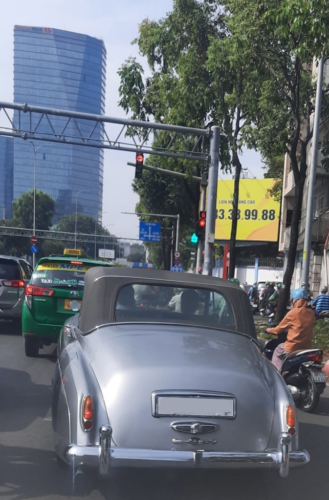 Bắt gặp xế cổ mui trần Rolls-Royce Silver Cloud Drophead tại Việt Nam, lạc lõng giữa lòng Sài Gòn đang hiện đại hoá ảnh 3