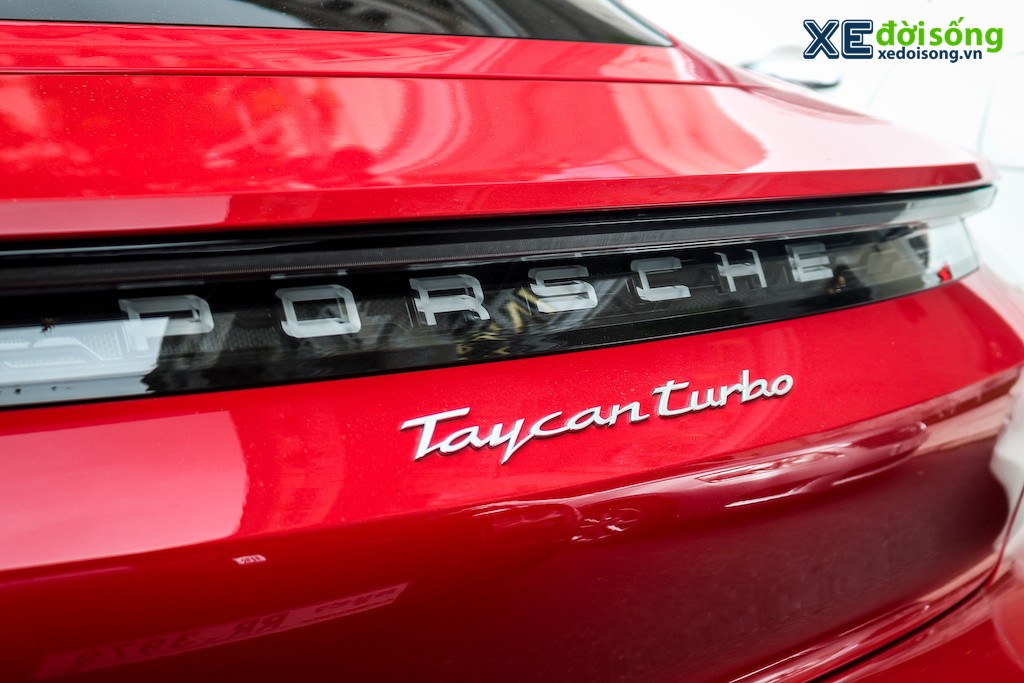 Đón mùa Giáng sinh và năm mới trên đường phố TP.HCM, Porsche Taycan Turbo nổi bần bật trong lớp áo đỏ rực ảnh 4