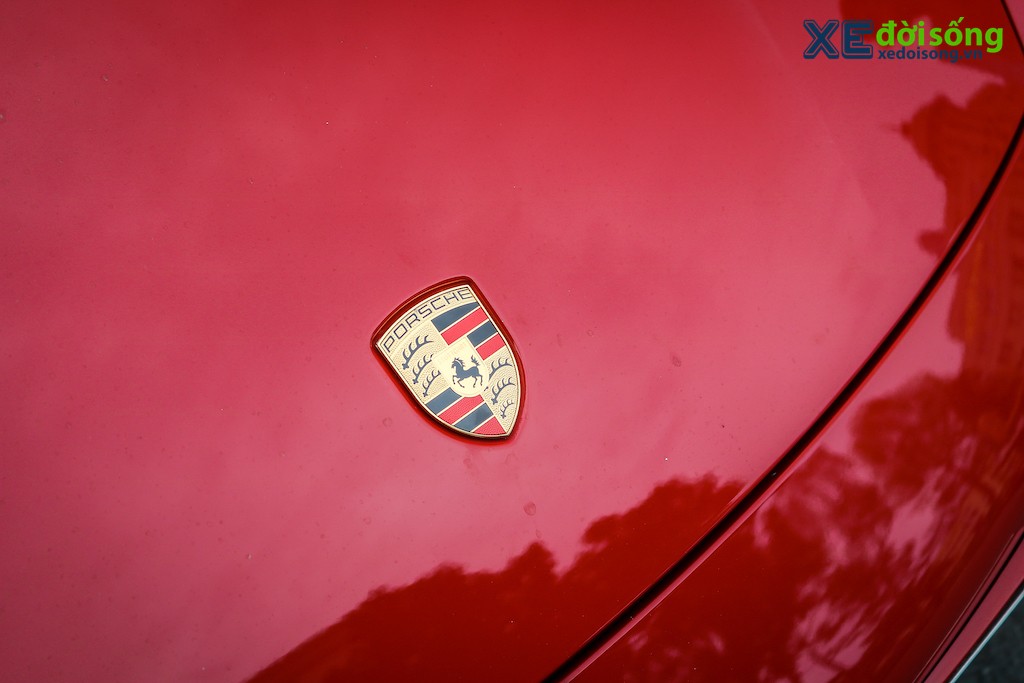 Đón mùa Giáng sinh và năm mới trên đường phố TP.HCM, Porsche Taycan Turbo nổi bần bật trong lớp áo đỏ rực ảnh 9