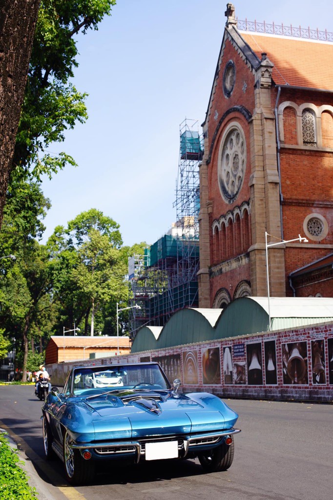 Xe “cơ bắp” cổ Chevrolet Corvette C2 Stingray khoe dáng bên nhà thờ Đức Bà, “đốn tim” dân chơi Việt bởi điểm này ảnh 1