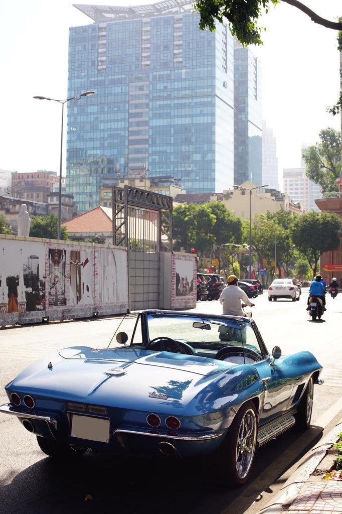 Xe “cơ bắp” cổ Chevrolet Corvette C2 Stingray khoe dáng bên nhà thờ Đức Bà, “đốn tim” dân chơi Việt bởi điểm này ảnh 5