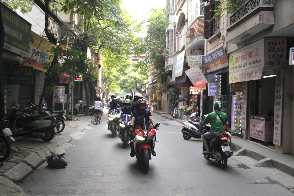 Hàng chục xe côn tay Yamaha “rồng rắn” len lỏi diễu hành trên phố phường Hà Nội ảnh 1