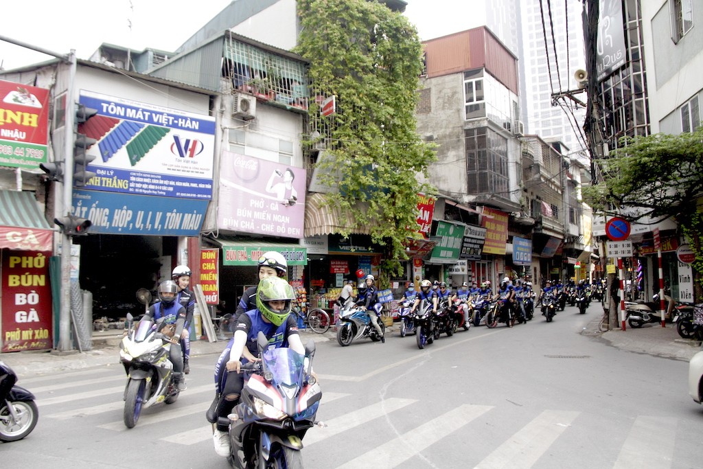 Hàng chục xe côn tay Yamaha “rồng rắn” len lỏi diễu hành trên phố phường Hà Nội ảnh 2