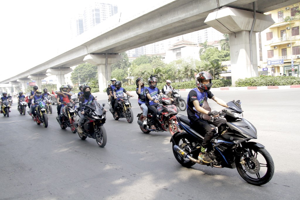 Hàng chục xe côn tay Yamaha “rồng rắn” len lỏi diễu hành trên phố phường Hà Nội ảnh 3