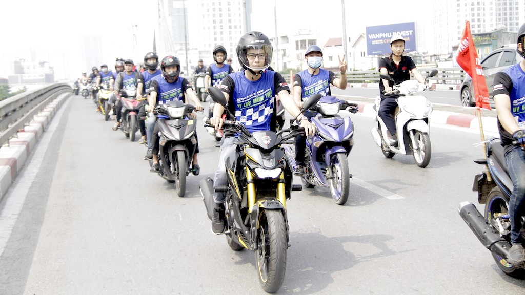 Hàng chục xe côn tay Yamaha “rồng rắn” len lỏi diễu hành trên phố phường Hà Nội ảnh 9