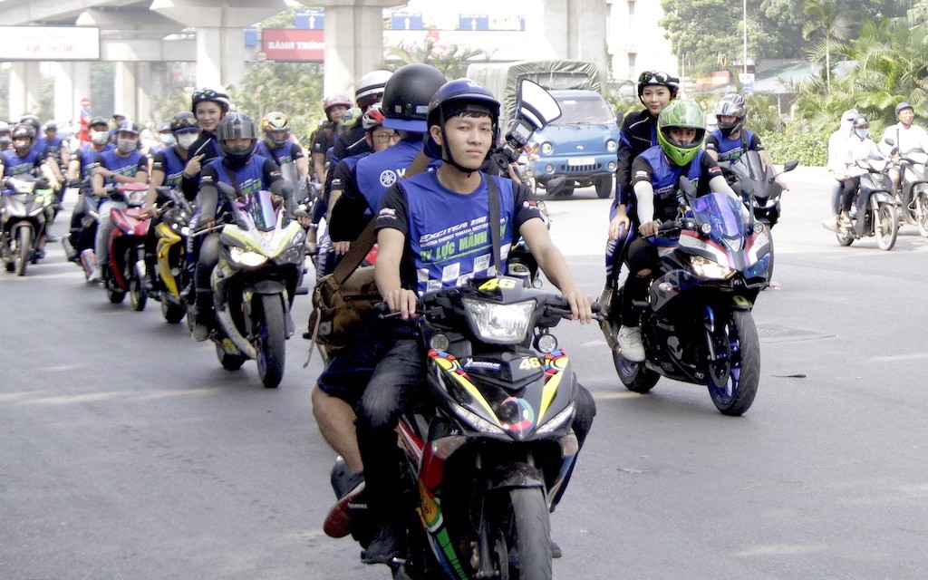 Hàng chục xe côn tay Yamaha “rồng rắn” len lỏi diễu hành trên phố phường Hà Nội ảnh 6