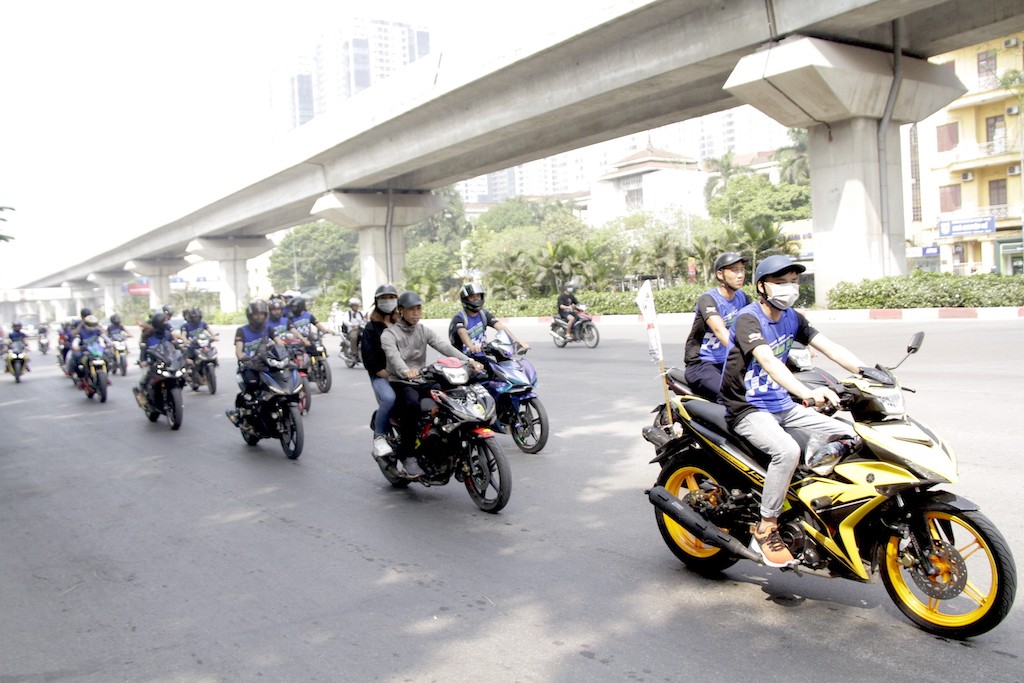 Hàng chục xe côn tay Yamaha “rồng rắn” len lỏi diễu hành trên phố phường Hà Nội ảnh 7
