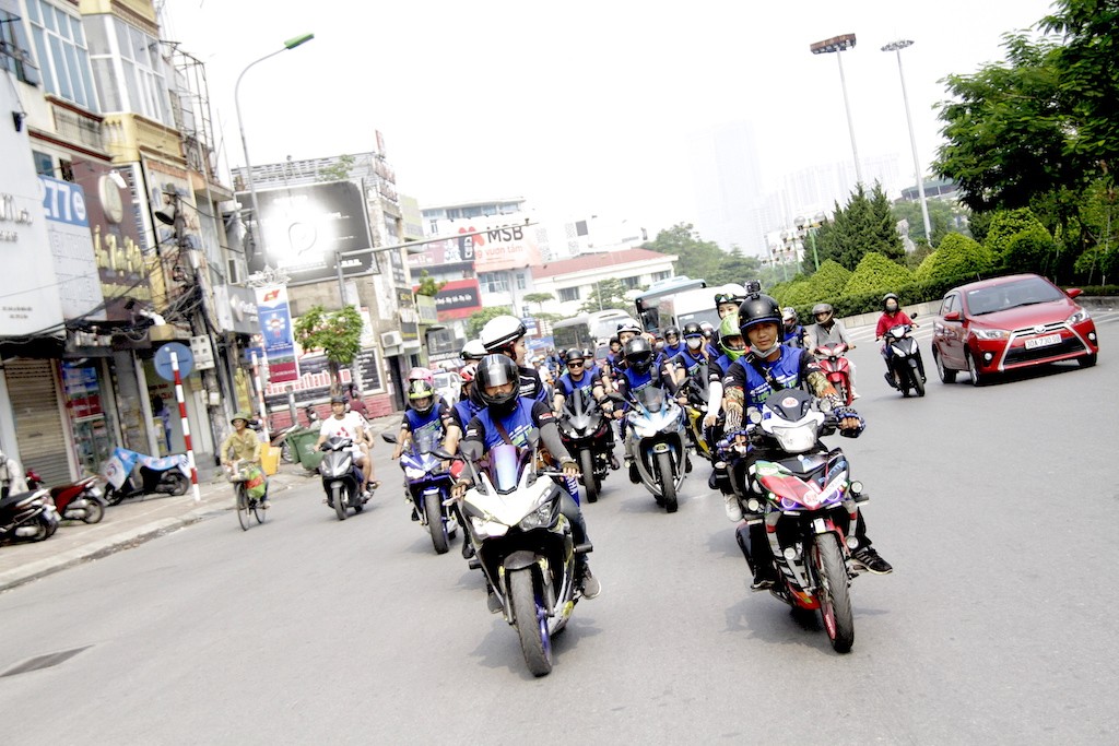 Hàng chục xe côn tay Yamaha “rồng rắn” len lỏi diễu hành trên phố phường Hà Nội ảnh 8